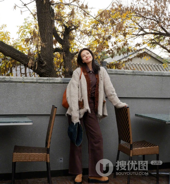 高圆圆深秋街头留连漫步生活照美拍图片