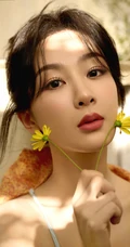 杨紫阳光花园房前气质写真，肩带花胸衣搭配橘色长裙，身材苗条动人
