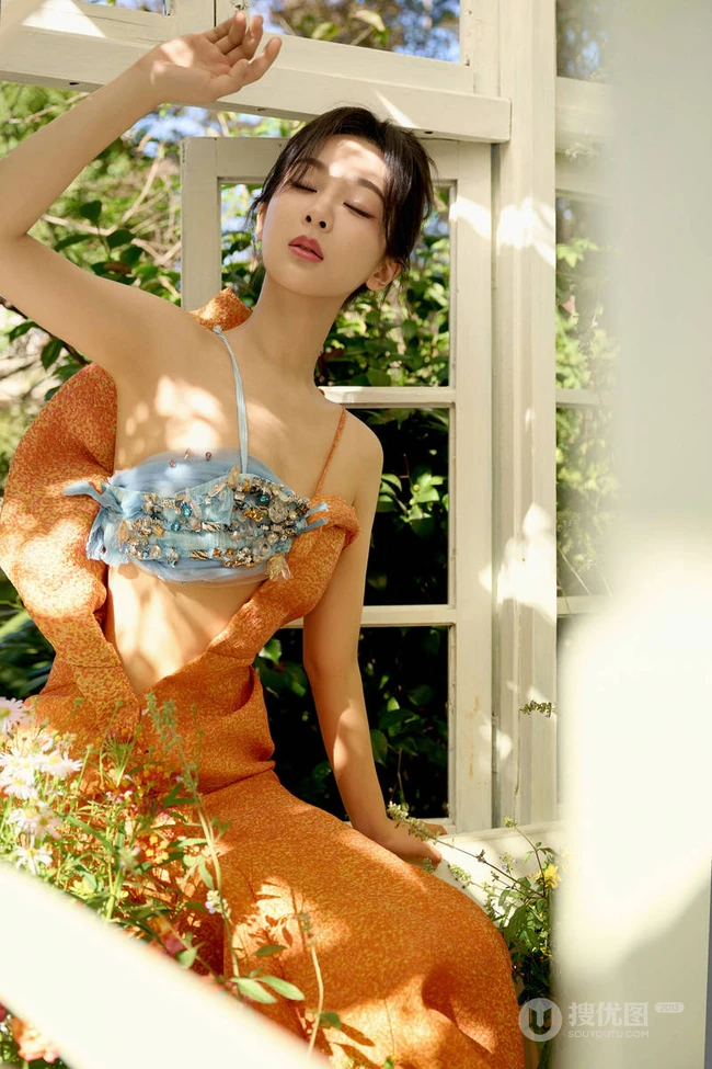 杨紫阳光花园房前气质写真，肩带花胸衣搭配橘色长裙，身材苗条动人