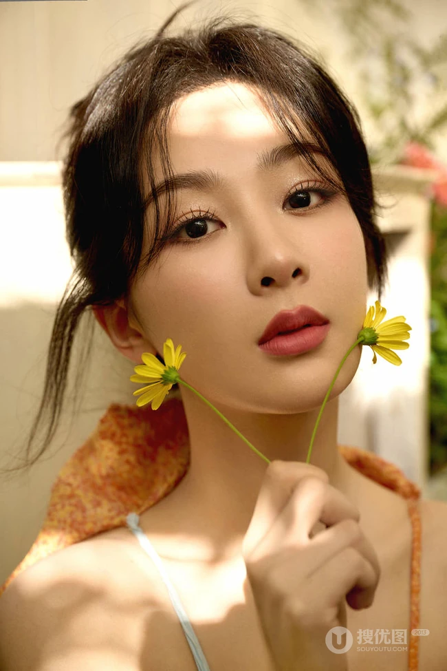 杨紫阳光花园房前气质写真，肩带花胸衣搭配橘色长裙，身材苗条动人