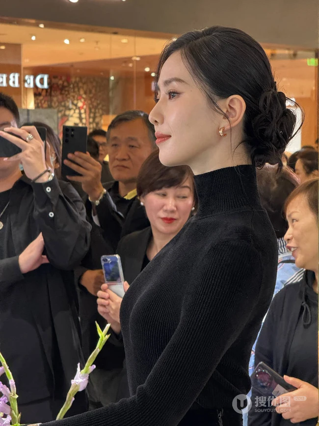 刘诗诗黑色高冷毛衣秋装穿搭优雅气质写真照