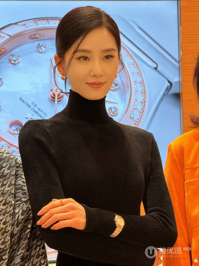 刘诗诗黑色高冷毛衣秋装穿搭优雅气质写真照