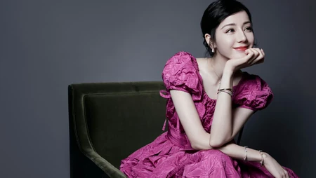 迪丽热巴笑容超甜沙发写真壁纸，一袭玫红色长裙尽显甜美女神魅力