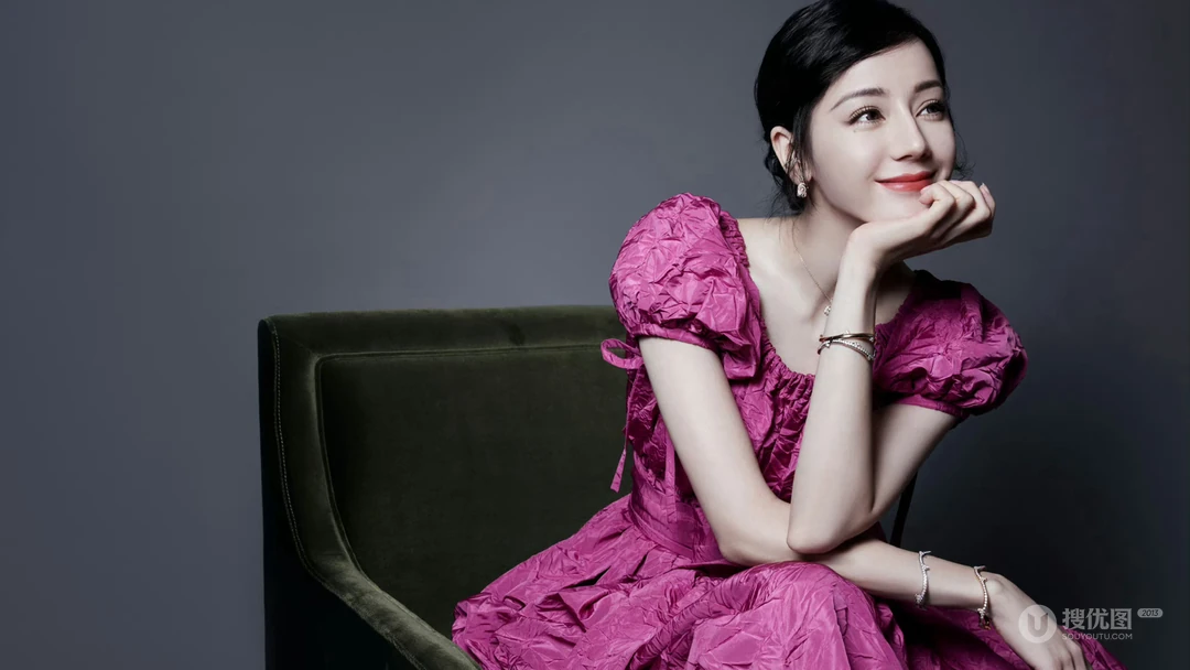 迪丽热巴笑容超甜沙发写真壁纸，一袭玫红色长裙尽显甜美女神魅力