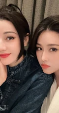 迪丽热巴，张馨予聚会合拍自拍美照，上演古灵精怪表情，搞怪可爱