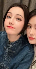 迪丽热巴，张馨予聚会合拍自拍美照，上演古灵精怪表情，搞怪可爱