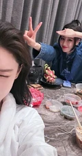 迪丽热巴，张馨予聚会合拍自拍美照，上演古灵精怪表情，搞怪可爱