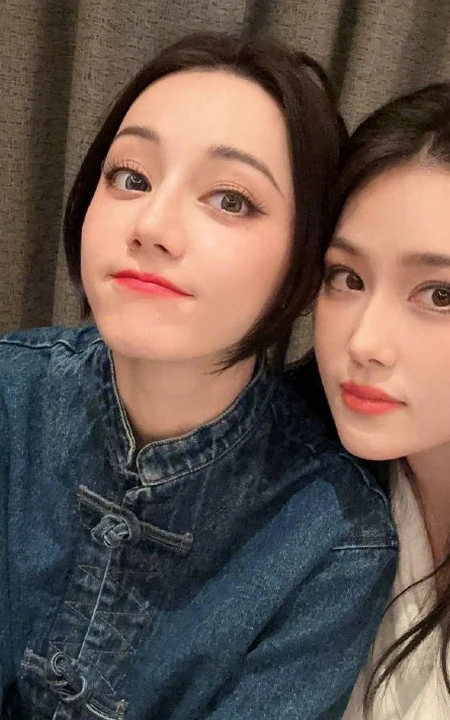 迪丽热巴，张馨予聚会合拍自拍美照，上演古灵精怪表情，搞怪可爱