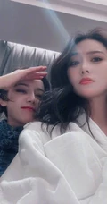 迪丽热巴，张馨予聚会合拍自拍美照，上演古灵精怪表情，搞怪可爱