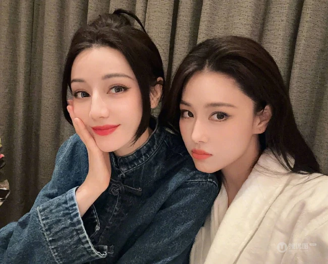 迪丽热巴，张馨予聚会合拍自拍美照，上演古灵精怪表情，搞怪可爱