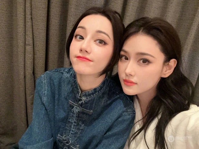 迪丽热巴，张馨予聚会合拍自拍美照，上演古灵精怪表情，搞怪可爱