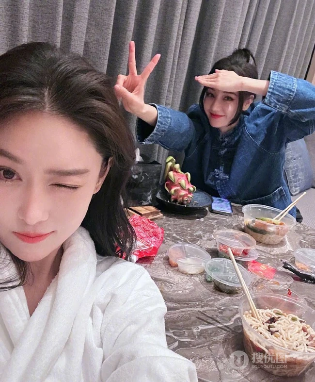 迪丽热巴，张馨予聚会合拍自拍美照，上演古灵精怪表情，搞怪可爱