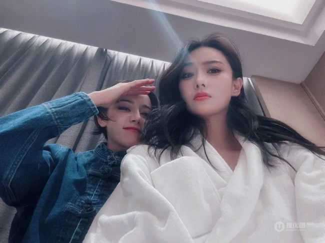 迪丽热巴，张馨予聚会合拍自拍美照，上演古灵精怪表情，搞怪可爱