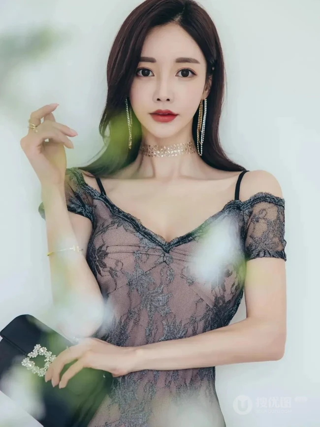韩国女生孙允珠气质肩带黑色蕾丝黑纱裙楼梯间优雅写真图片