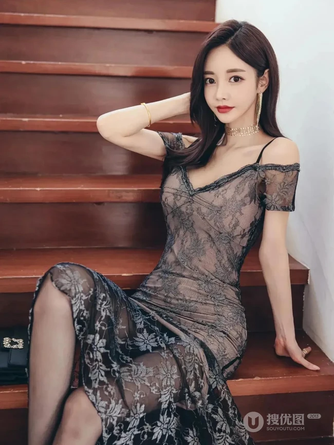 韩国女生孙允珠气质肩带黑色蕾丝黑纱裙楼梯间优雅写真图片