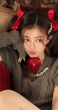 圣诞节要到了哦，圣诞树前甜心女孩双马尾加毛衣短裤高清室内写真照