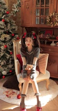 圣诞节要到了哦，圣诞树前甜心女孩双马尾加毛衣短裤高清室内写真照