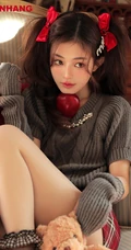 圣诞节要到了哦，圣诞树前甜心女孩双马尾加毛衣短裤高清室内写真照