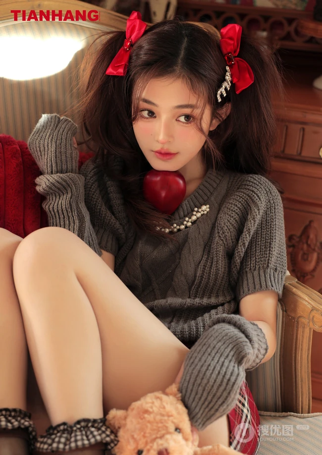 圣诞节要到了哦，圣诞树前甜心女孩双马尾加毛衣短裤高清室内写真照