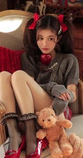 圣诞节要到了哦，圣诞树前甜心女孩双马尾加毛衣短裤高清室内写真照