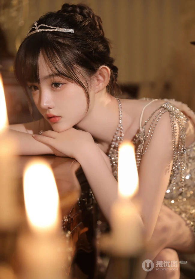千金大小姐驾到，奢华室内，浑身闪钻连衣裙千金大小姐女生高清室内写真