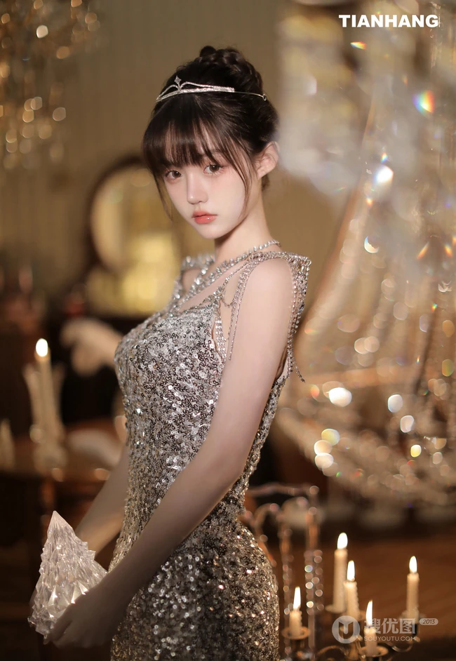 千金大小姐驾到，奢华室内，浑身闪钻连衣裙千金大小姐女生高清室内写真
