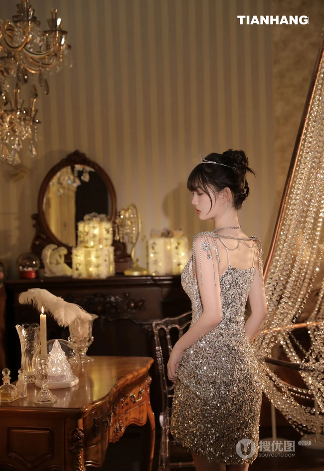 千金大小姐驾到，奢华室内，浑身闪钻连衣裙千金大小姐女生高清室内写真