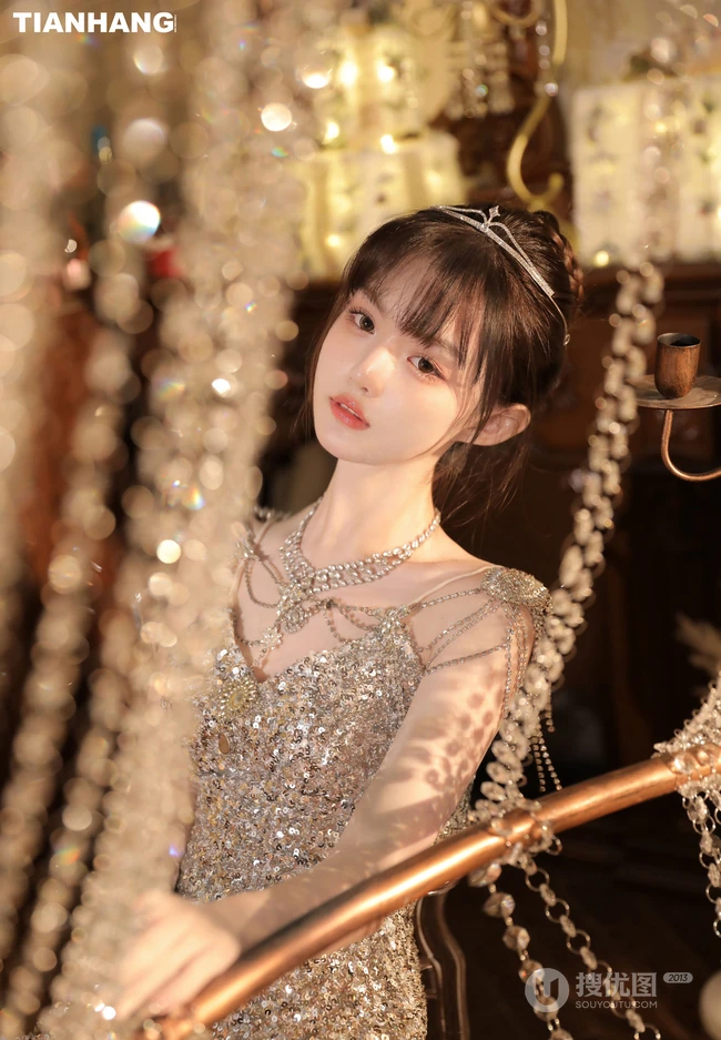 千金大小姐驾到，奢华室内，浑身闪钻连衣裙千金大小姐女生高清室内写真