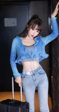 牛仔裤气质女生的魅力，身材超好的气质女生笑笑紧身牛仔裤室内写真照