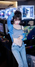 牛仔裤气质女生的魅力，身材超好的气质女生笑笑紧身牛仔裤室内写真照