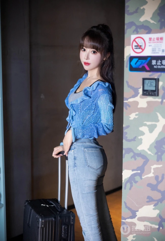 牛仔裤气质女生的魅力，身材超好的气质女生笑笑紧身牛仔裤室内写真照