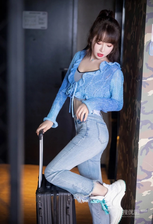 牛仔裤气质女生的魅力，身材超好的气质女生笑笑紧身牛仔裤室内写真照