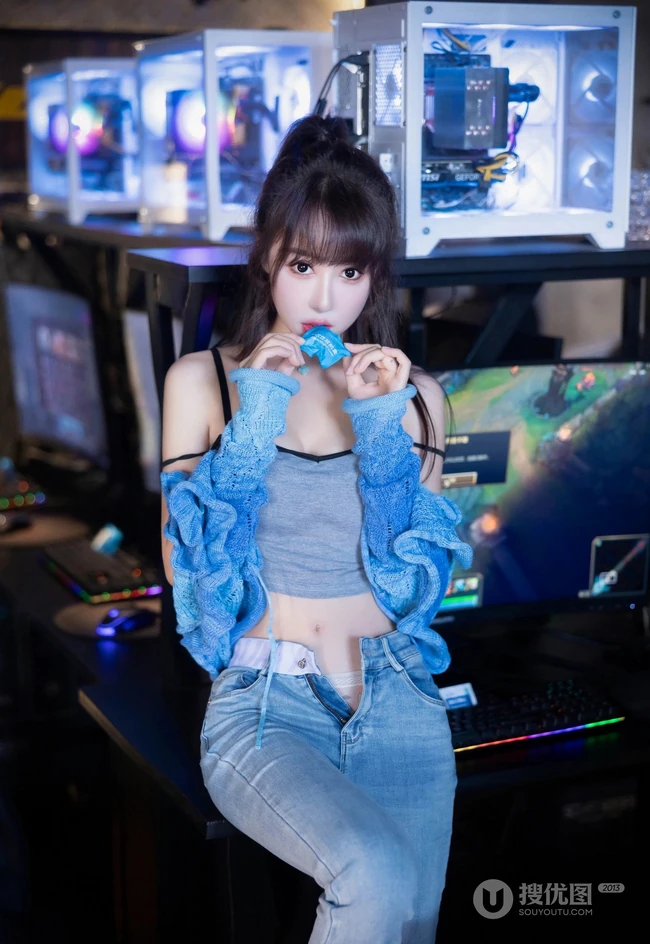 牛仔裤气质女生的魅力，身材超好的气质女生笑笑紧身牛仔裤室内写真照