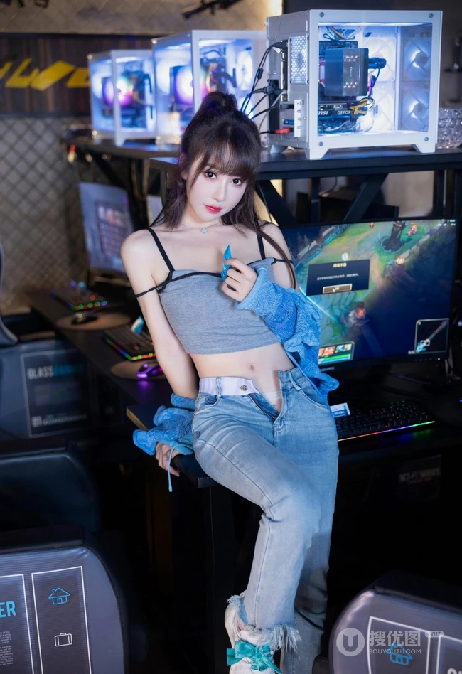 牛仔裤气质女生的魅力，身材超好的气质女生笑笑紧身牛仔裤室内写真照