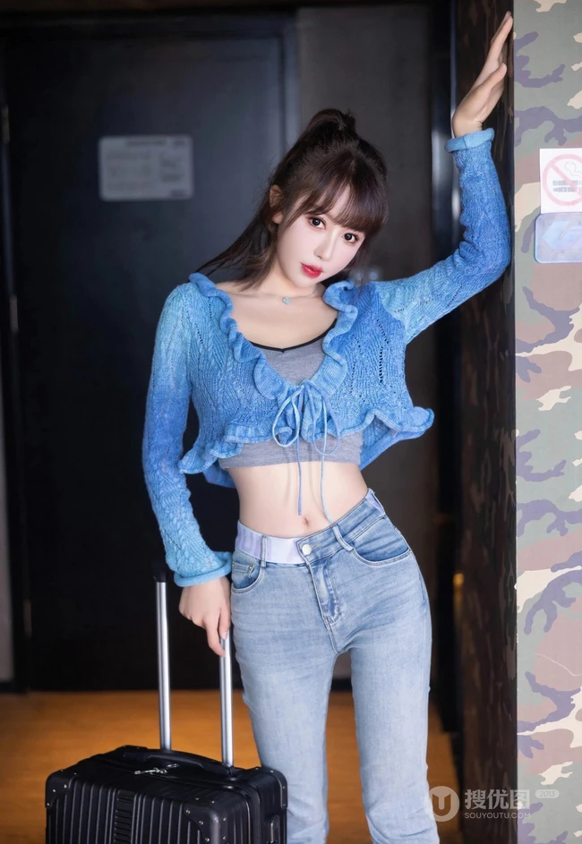 牛仔裤气质女生的魅力，身材超好的气质女生笑笑紧身牛仔裤室内写真照