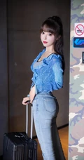 牛仔裤气质女生的魅力，身材超好的气质女生笑笑紧身牛仔裤室内写真照