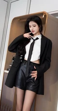 纤纤细腿,魔鬼般身材,抚媚动人女生高跟袜装线条感室内写真照