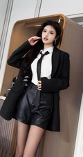 纤纤细腿,魔鬼般身材,抚媚动人女生高跟袜装线条感室内写真照