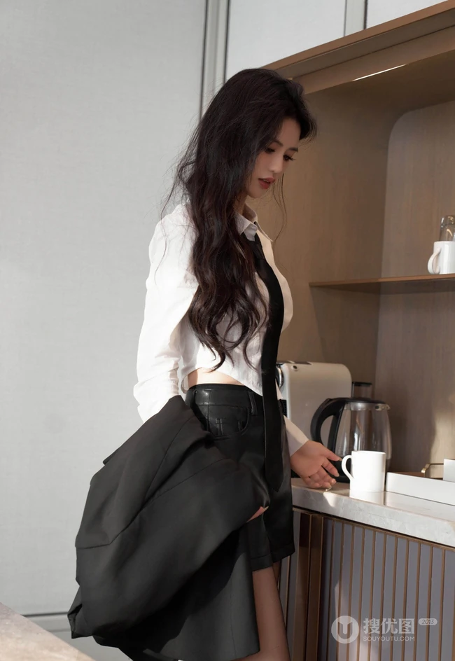 纤纤细腿,魔鬼般身材,抚媚动人女生高跟袜装线条感室内写真照