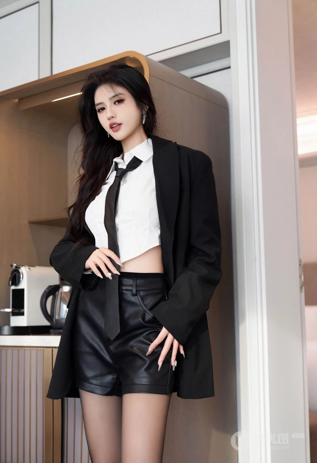 纤纤细腿,魔鬼般身材,抚媚动人女生高跟袜装线条感室内写真照