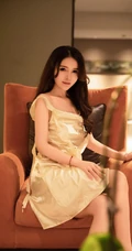 刚逛街回家的纤细腰肢气质白裙女生高清写真图片