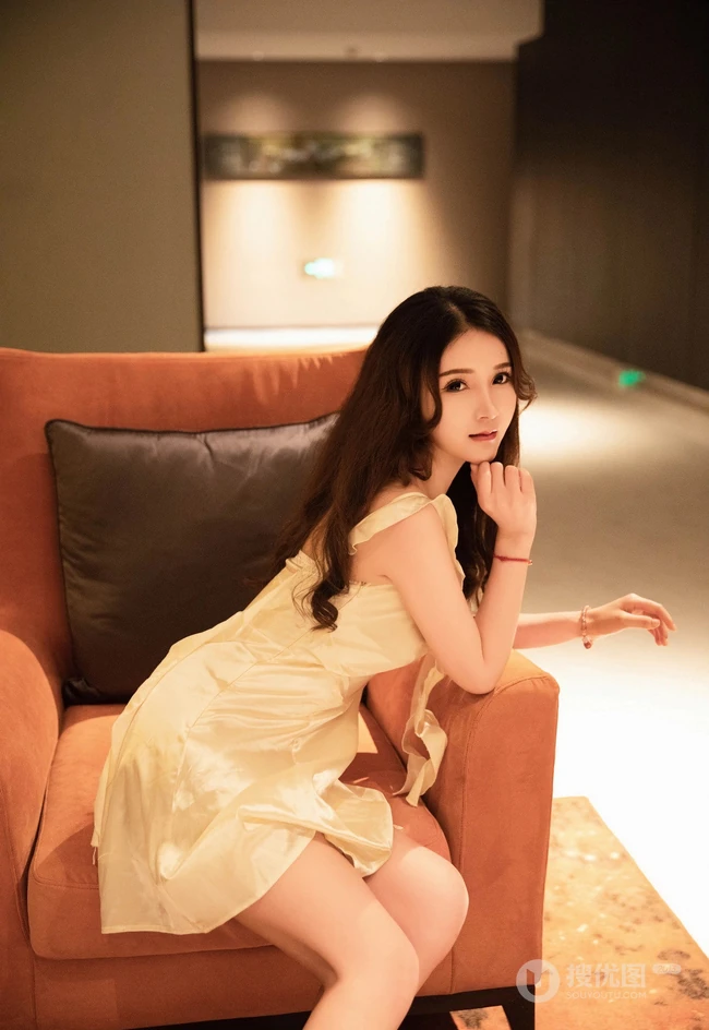 刚逛街回家的纤细腰肢气质白裙女生高清写真图片