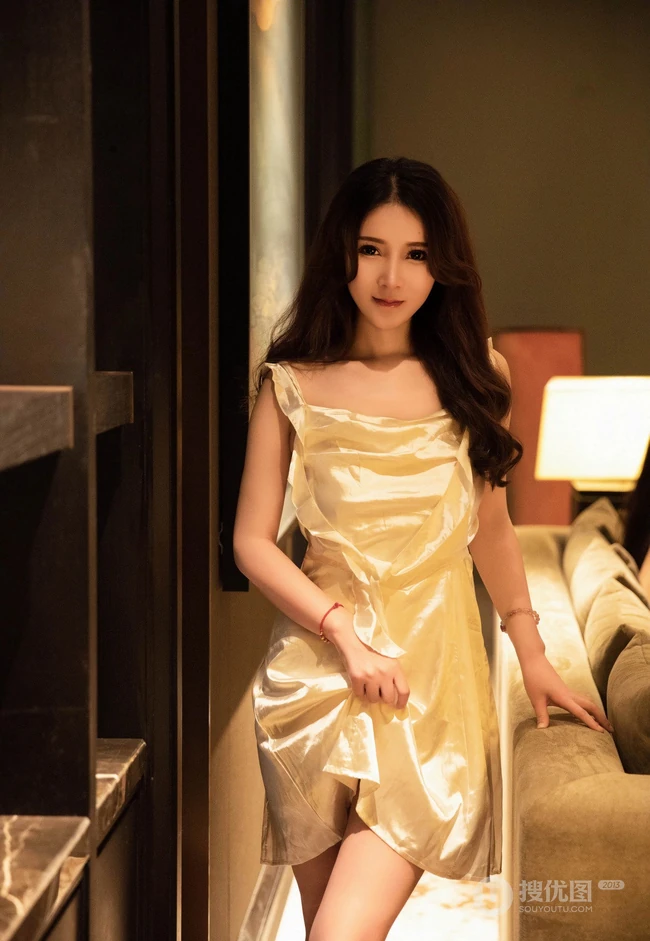 刚逛街回家的纤细腰肢气质白裙女生高清写真图片