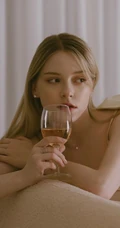 一个人在家喝着白葡萄酒的外国漂亮金发少女模特好看室内美照