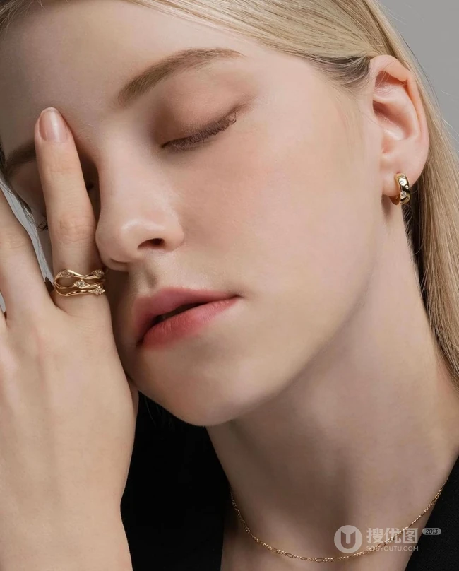 一个人在家喝着白葡萄酒的外国漂亮金发少女模特好看室内美照