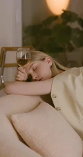一个人在家喝着白葡萄酒的外国漂亮金发少女模特好看室内美照