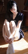 享受冬日温暖阳光的清纯齐刘海长发少女居家写真美照