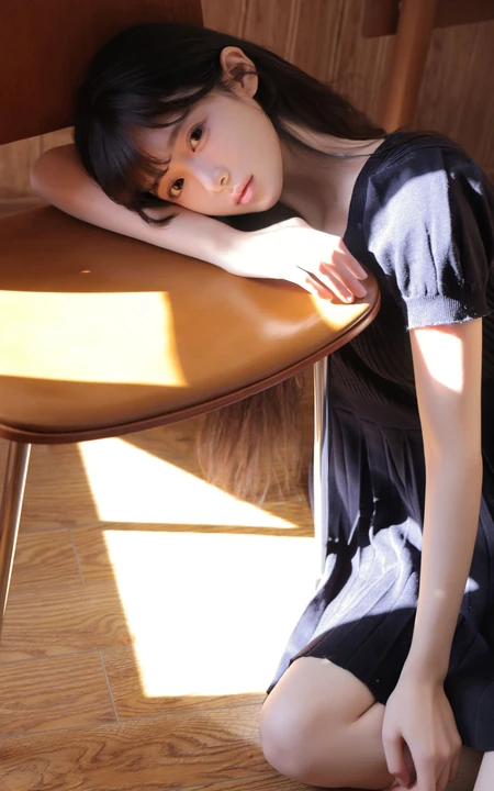 享受冬日温暖阳光的清纯齐刘海长发少女居家写真美照