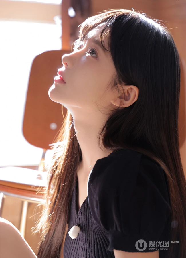 享受冬日温暖阳光的清纯齐刘海长发少女居家写真美照