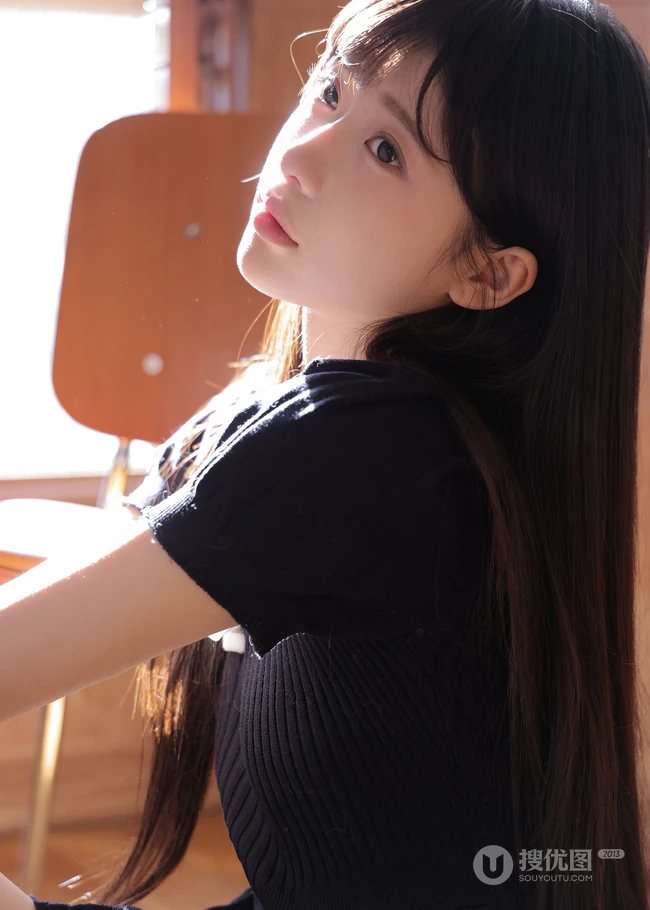 享受冬日温暖阳光的清纯齐刘海长发少女居家写真美照